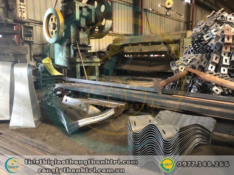 Sản xuất hộ lan tôn sóng hộ lan mềm tại xưởng Sản xuất hộ lan tôn sóng hộ lan mềm tại xưởng