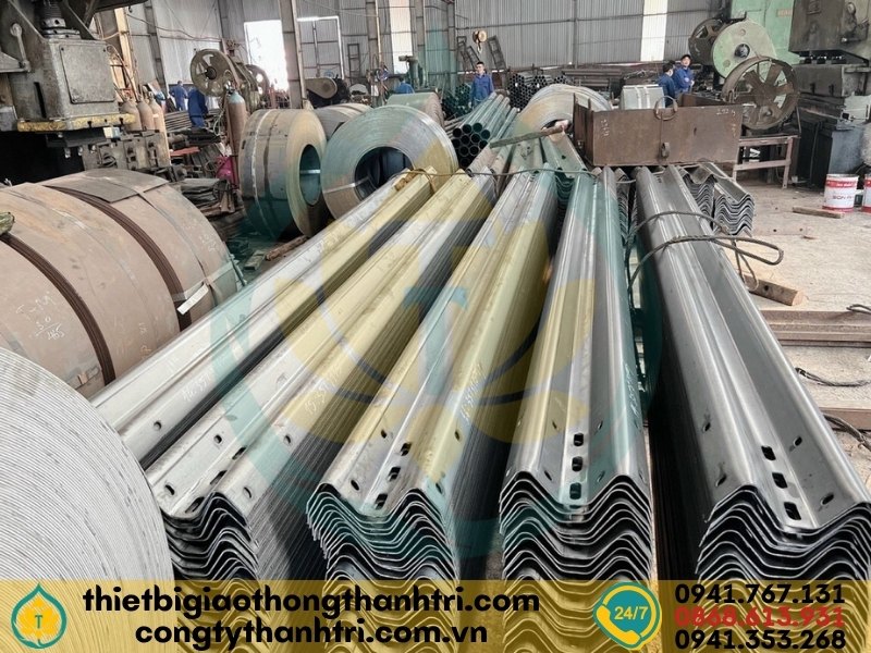 Sản xuất hộ lan tôn sóng tại xưởng Công ty TNHH Thành Tri Sản xuất hộ lan tôn sóng tại xưởng Công ty TNHH Thành Tri