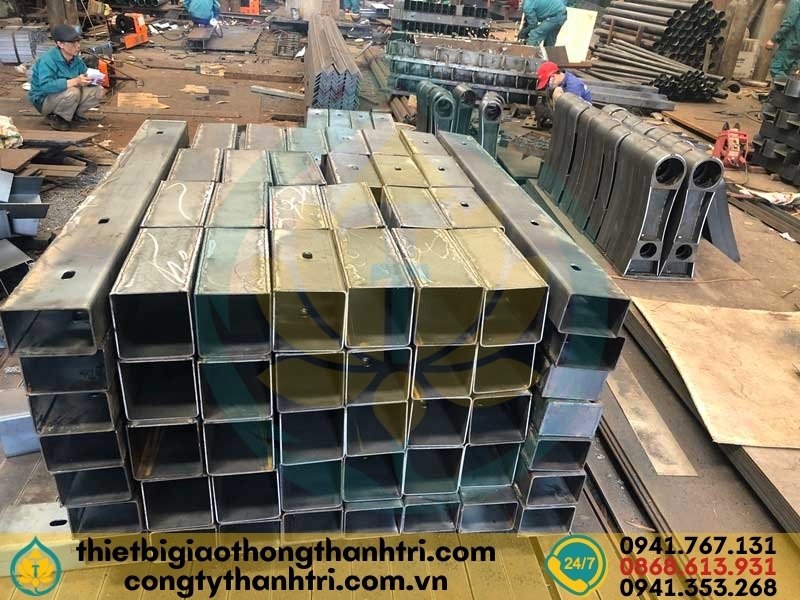 Sản xuất hộ lan tôn sóng tại xưởng Công ty TNHH Thành Tri Sản xuất hộ lan tôn sóng tại xưởng Công ty TNHH Thành Tri