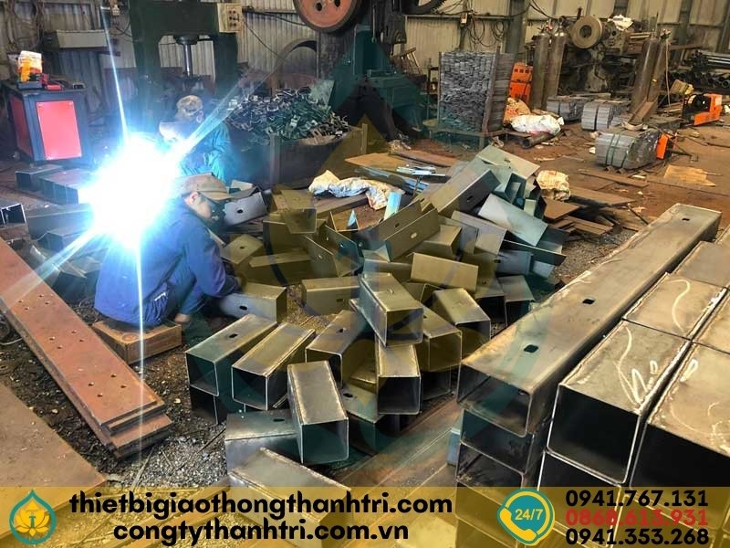 Sản xuất hộ lan tôn sóng tại xưởng Công ty TNHH Thành Tri Sản xuất hộ lan tôn sóng tại xưởng Công ty TNHH Thành Tri