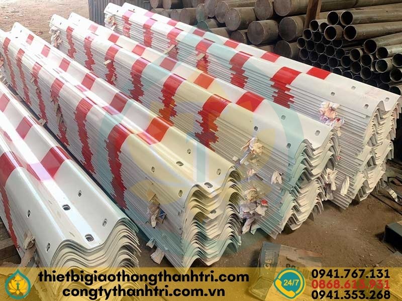 Sản xuất hộ lan tôn sóng tại xưởng Công ty TNHH Thành Tri Sản xuất hộ lan tôn sóng tại xưởng Công ty TNHH Thành Tri