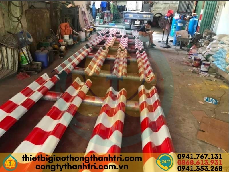 Sản xuất hộ lan tôn sóng tại xưởng Công ty TNHH Thành Tri Sản xuất hộ lan tôn sóng tại xưởng Công ty TNHH Thành Tri